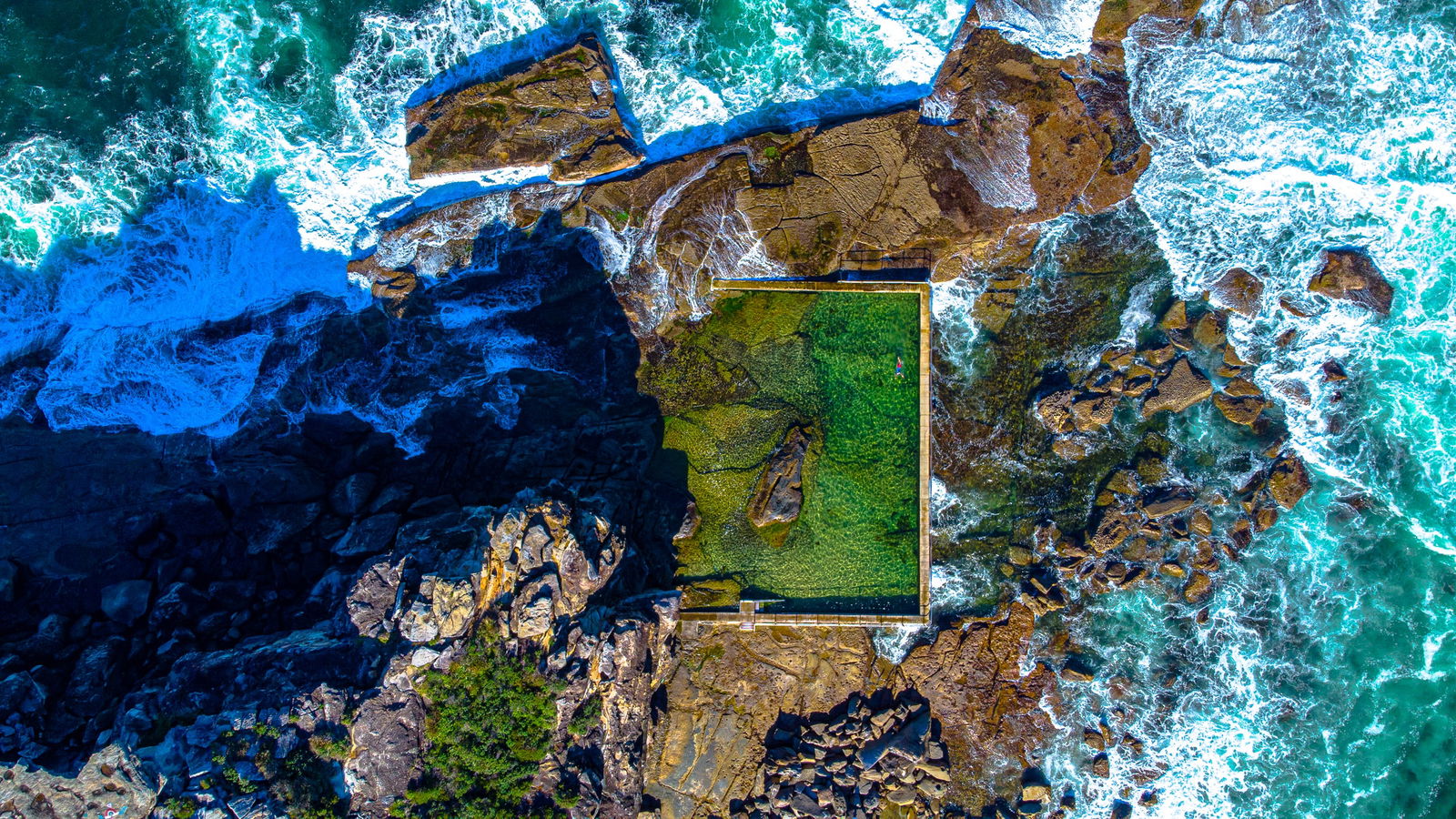 Land plot borders among the waves