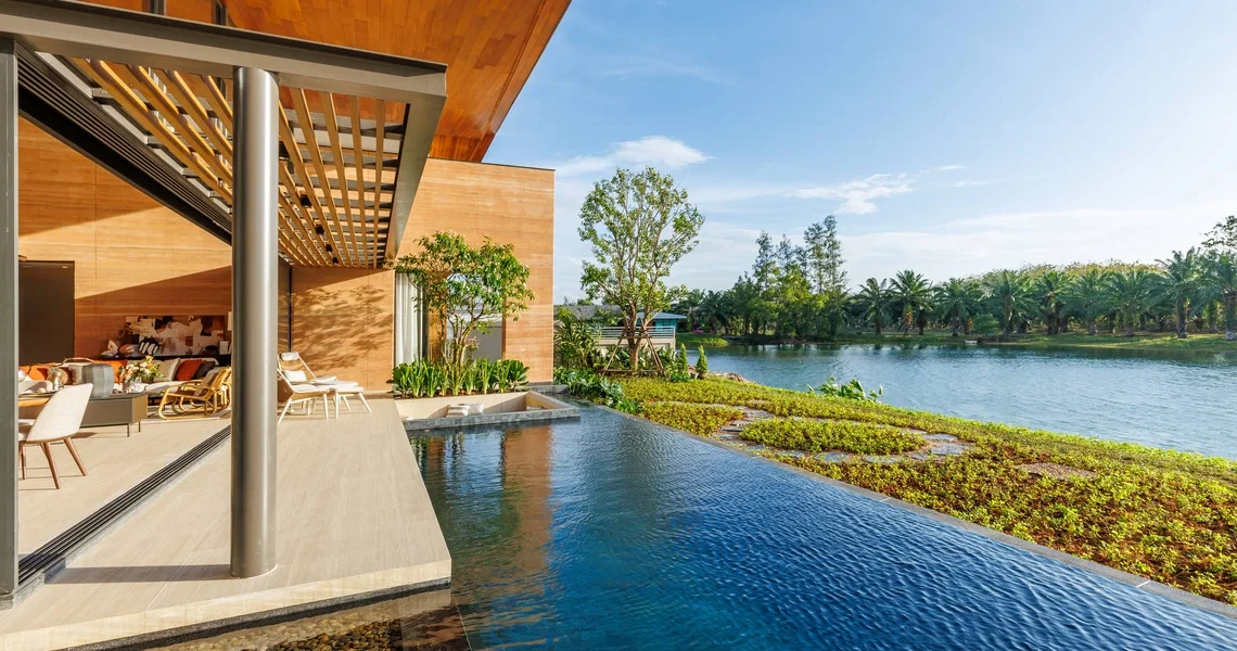 SERRANA Lakefront- pool
