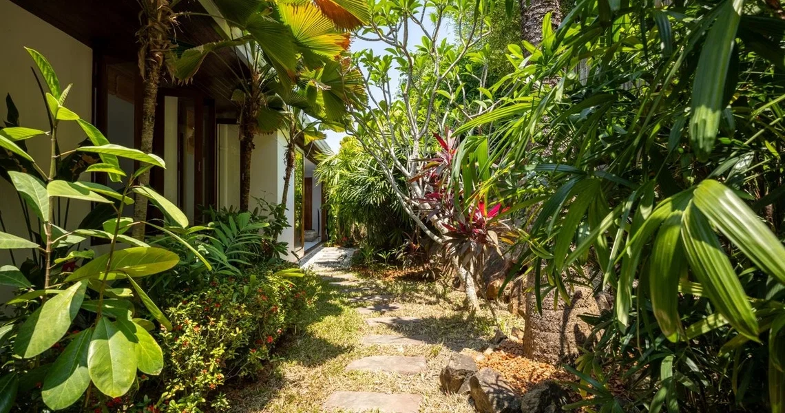 Authentik Villa garden with path
