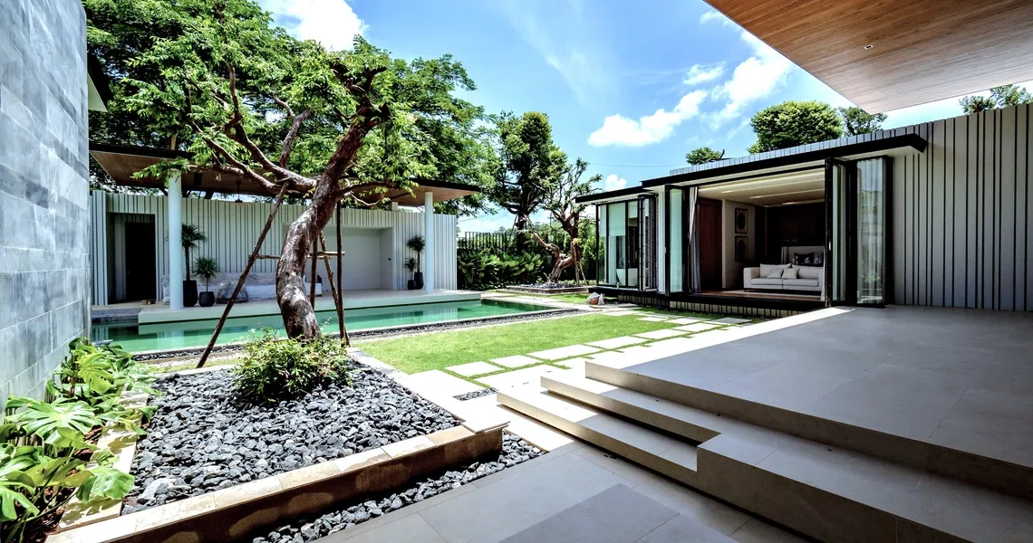 Botanica Forestique - Outside looks