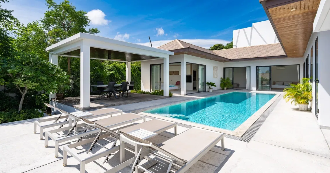 Hideway Villa Samui - sunbeds overlooking the pool