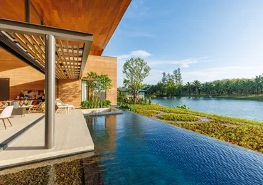 SERRANA Lakefront- pool