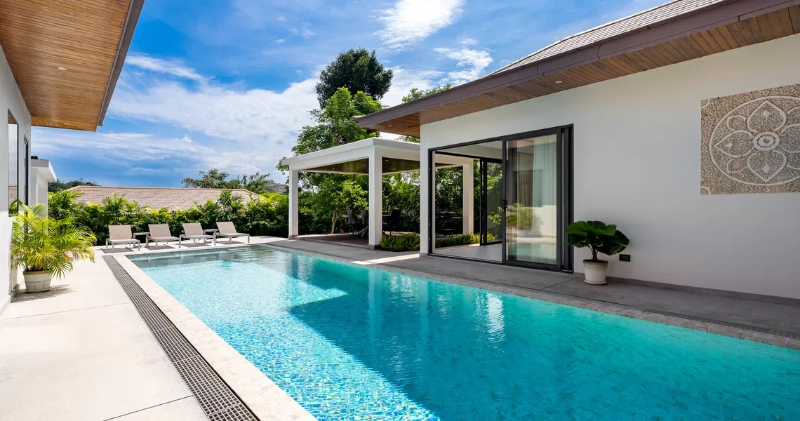Hideway Villa Samui - pool and wall decor