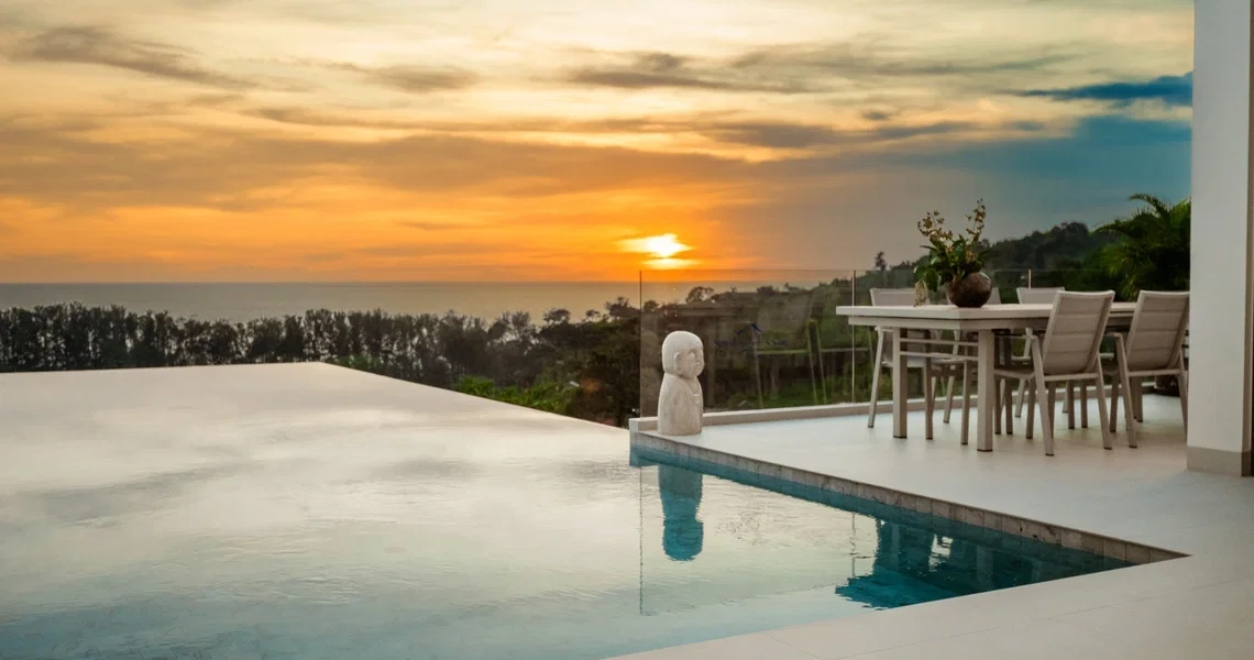 Vista del Mar Phuket - sunset, statue and the sea