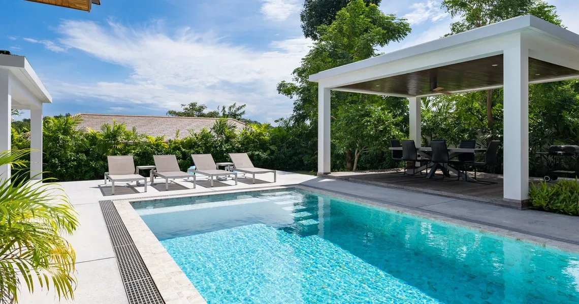 Hideway Villa Samui - pool, sala and deck with sunbeds